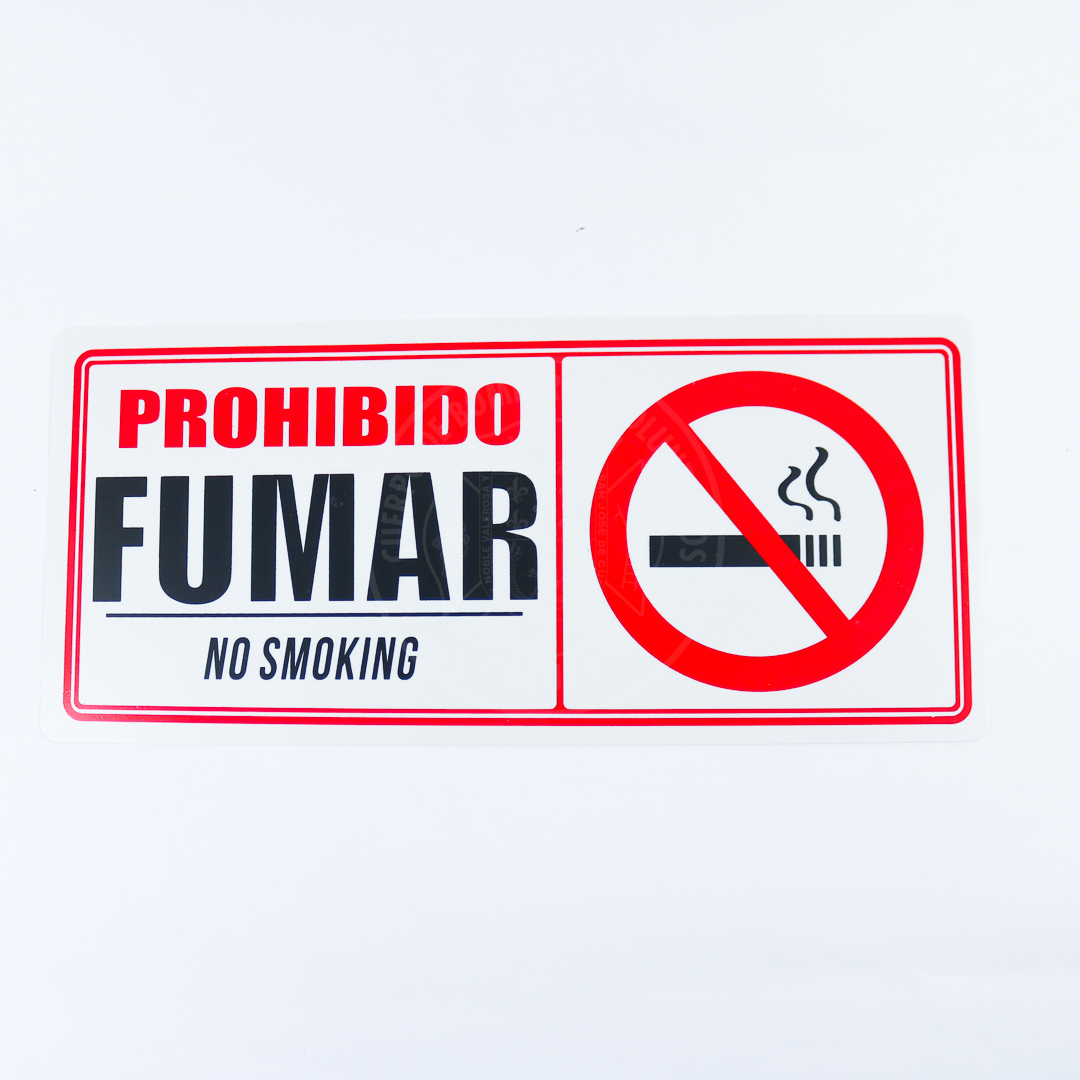Señales de prohibido fumar con texto